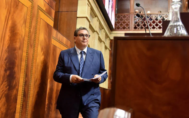 أخنوش يتحدث عن إنجازاته… والقرى ما زالت تعيش العطش والعزلة و”الخدمات الأساسية” على الورق فقط