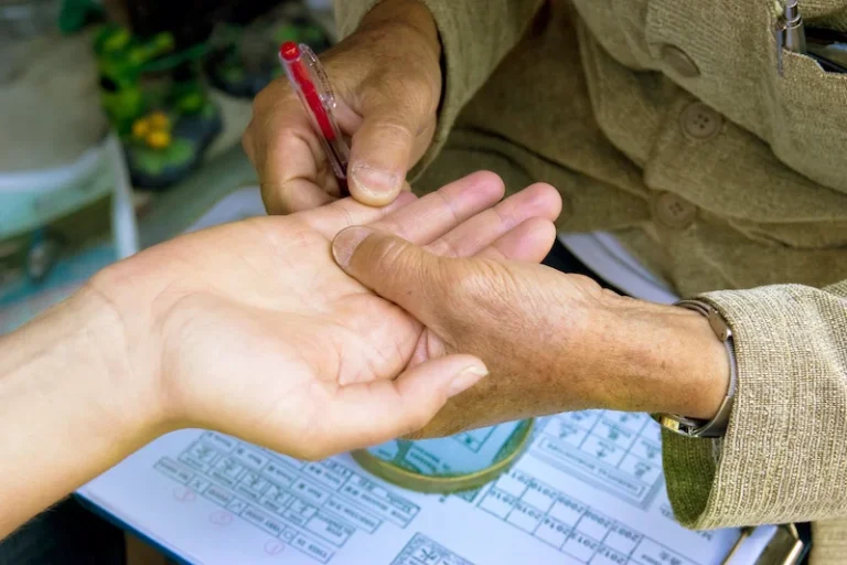 توقيف ثماني “مشعوذات” بتهمة السرقة باستعمال السماوي