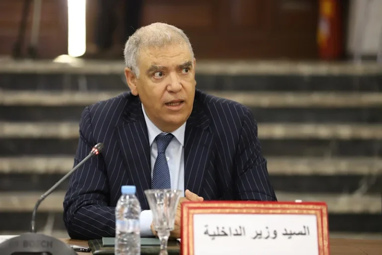 وزير الداخلية يعقد اجتماعا مع قادة ومسؤولي الأحزاب السياسية
