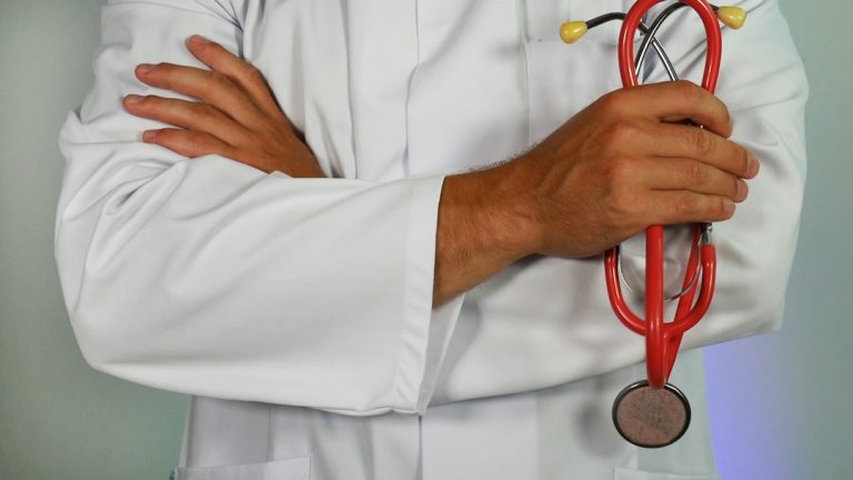 صورة توضيحية لطبيب ومعدات طبية