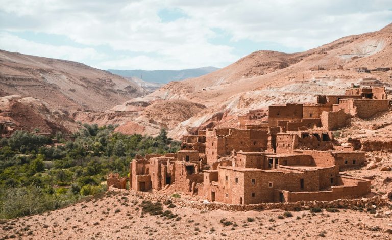 صورة توضيحية لطريق قروي في المغرب