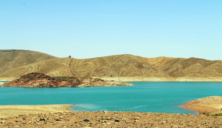 صورة تعبيرية لسد وخزان مائي بين الجبال بالمغرب