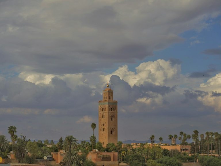 طقس الاثنين في المغرب.. زخات رعدية مرتقبة بالريف والشفشاون وهذه أبرز المناطق المعنية صورة أرشيفية توضيحية لأجواء غائمة في المغرب