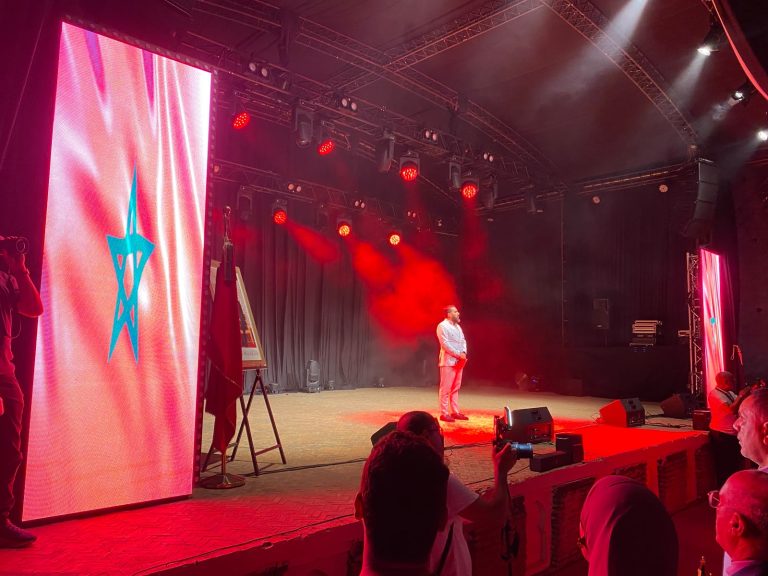 بالفيديو.. مهرجان شفشاون للضحك يحتفي برواد الفن المغربي وسط تفاعل جماهيري كبير