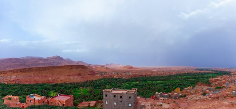 طقس الأربعاء بالمغرب.. زخات وأمطار رعدية وانخفاض في درجات الحرارة بعدد من المناطق منظر جبلي بالمغرب في أجواء غائمة